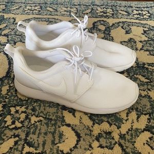 Nike All White Roshes